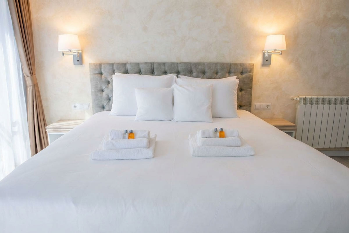 Camera King Deluxe - cazare hotel Sighetu Marmației - pat și amenajare
