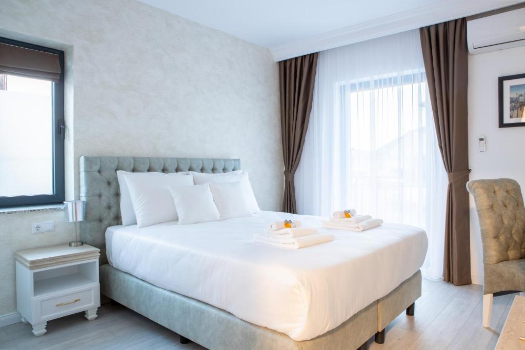 Camera Deluxe - cazare hotel Sighetu Marmației - pat și amenajare