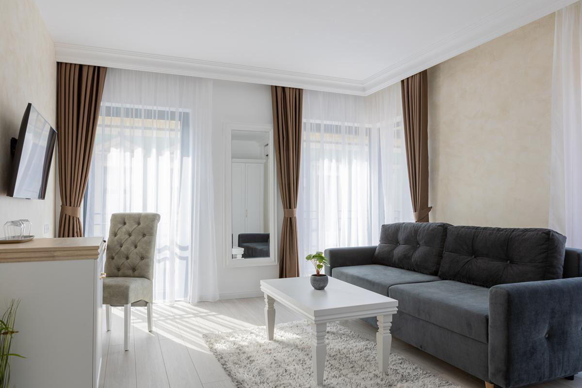 Apartament Deluxe - cazare hotel Sighetu Marmației - pat și amenajare
