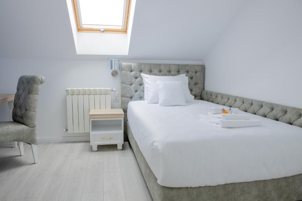 Apartament Penthouse - cazare hotel Sighetu Marmației - pat și amenajare
