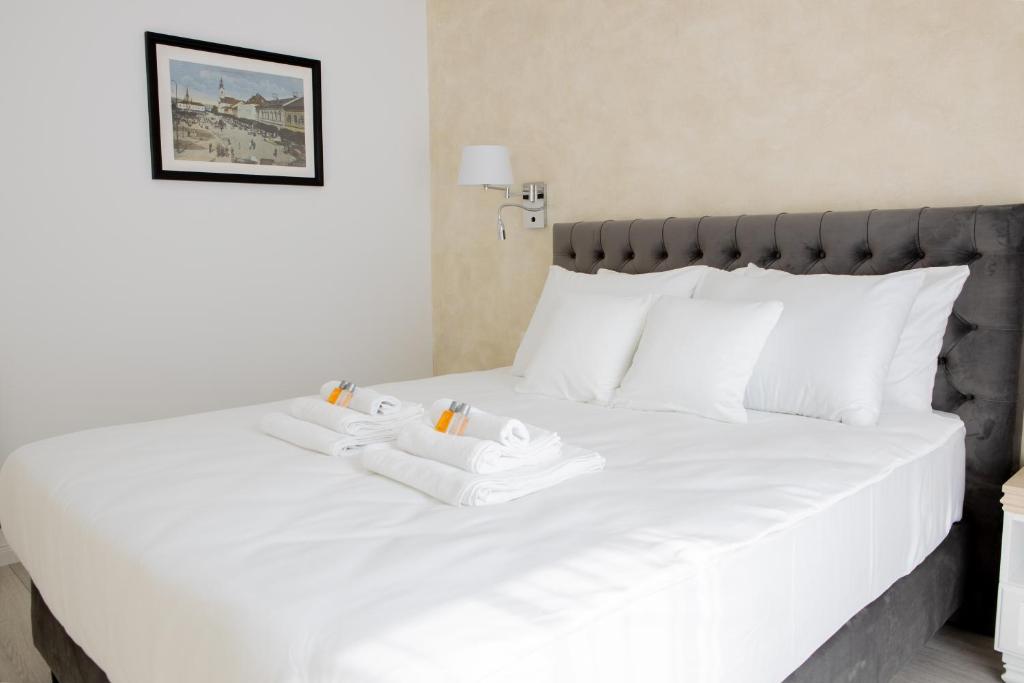 Apartament Superior - cazare hotel Sighetu Marmației - pat și amenajare