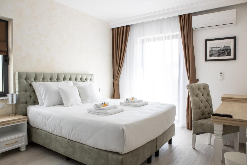 Camera Dublă - cazare hotel Sighetu Marmației - pat și amenajare